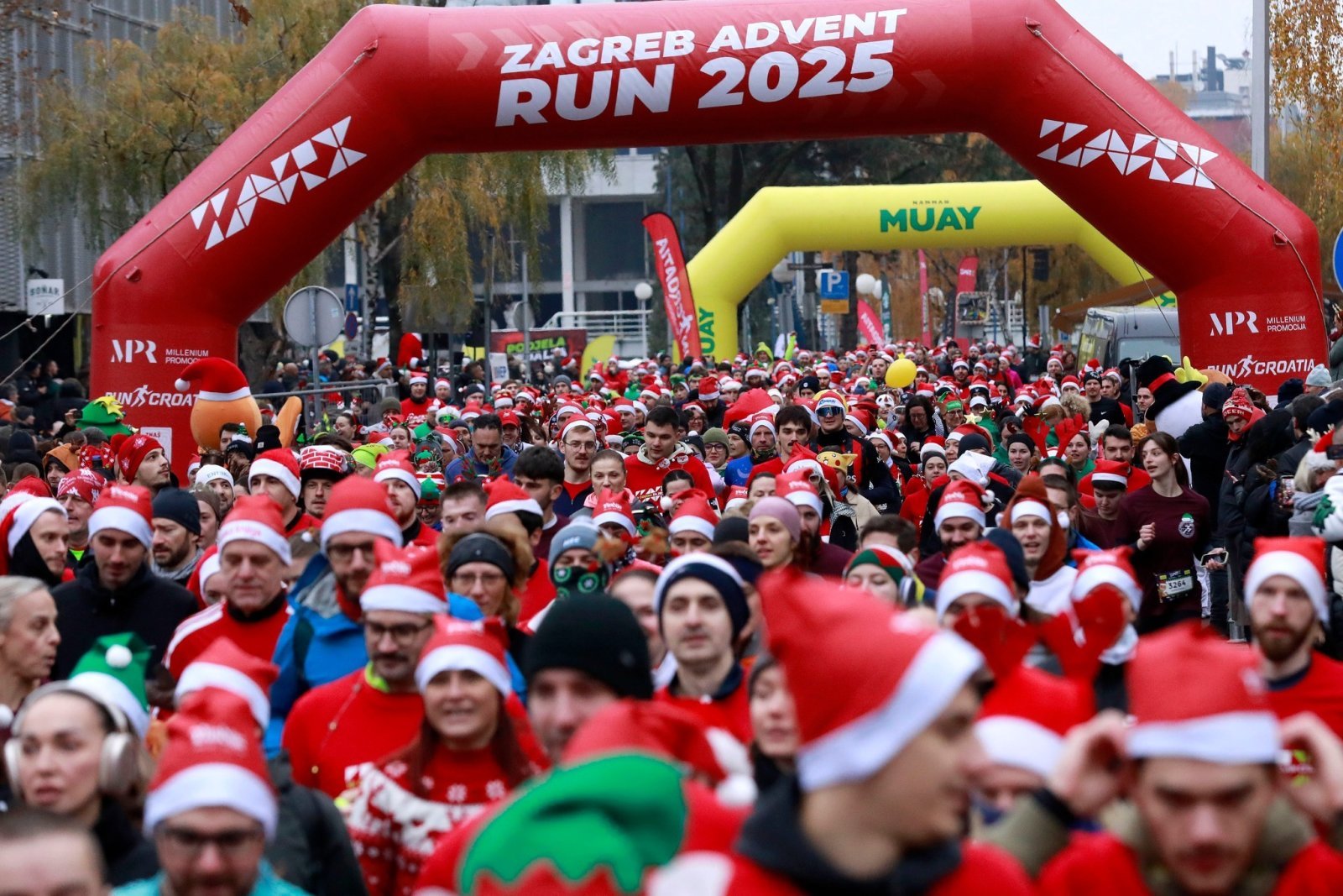 We are delighted to share the great success of the Embassy of India’s first-ever participation in the Zagreb Advent Run, held on 14 December in front of Hotel Zonar with presence of Ambassador Arun Goel and Missions staff. With temperatures around 2°C, the event truly reflected resilience, health, harmony, and festive spirit, bringing together over 5,000 runners and visitors from over 30 countries.