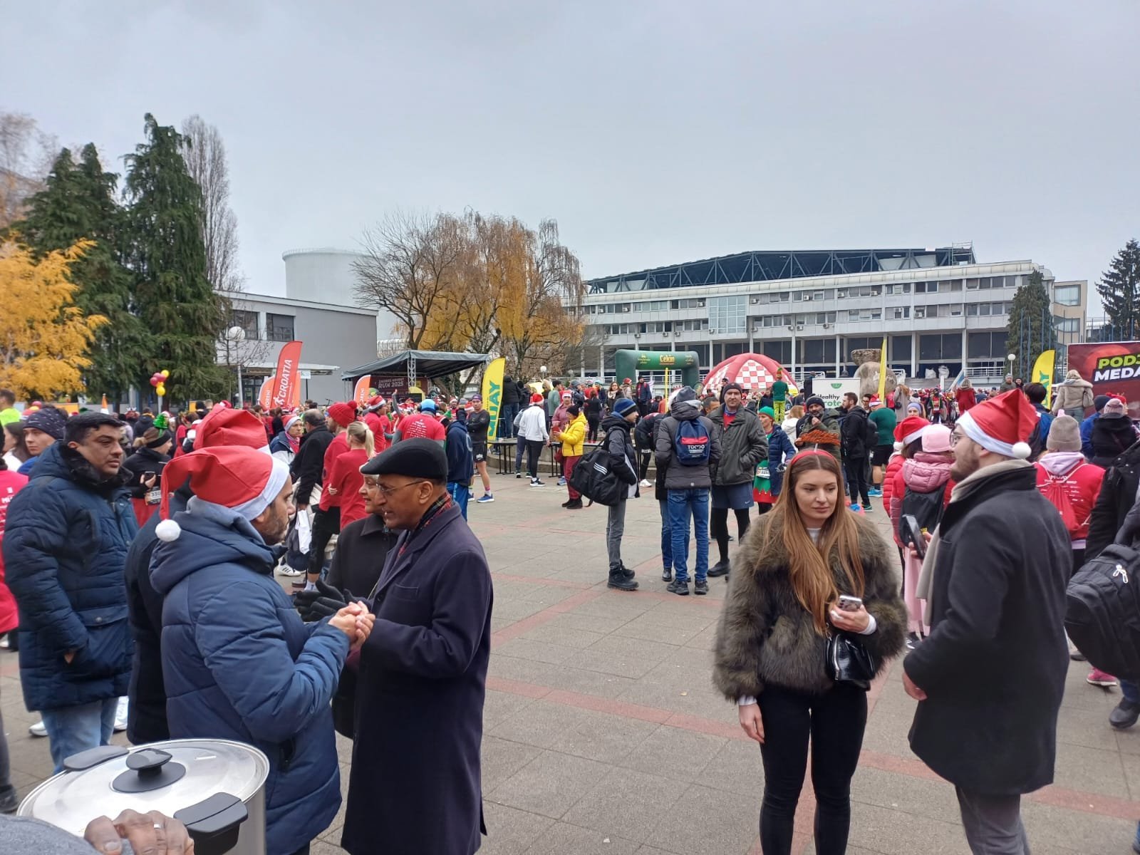 We are delighted to share the great success of the Embassy of India’s first-ever participation in the Zagreb Advent Run, held on 14 December in front of Hotel Zonar with presence of Ambassador Arun Goel and Missions staff. With temperatures around 2°C, the event truly reflected resilience, health, harmony, and festive spirit, bringing together over 5,000 runners and visitors from over 30 countries.
