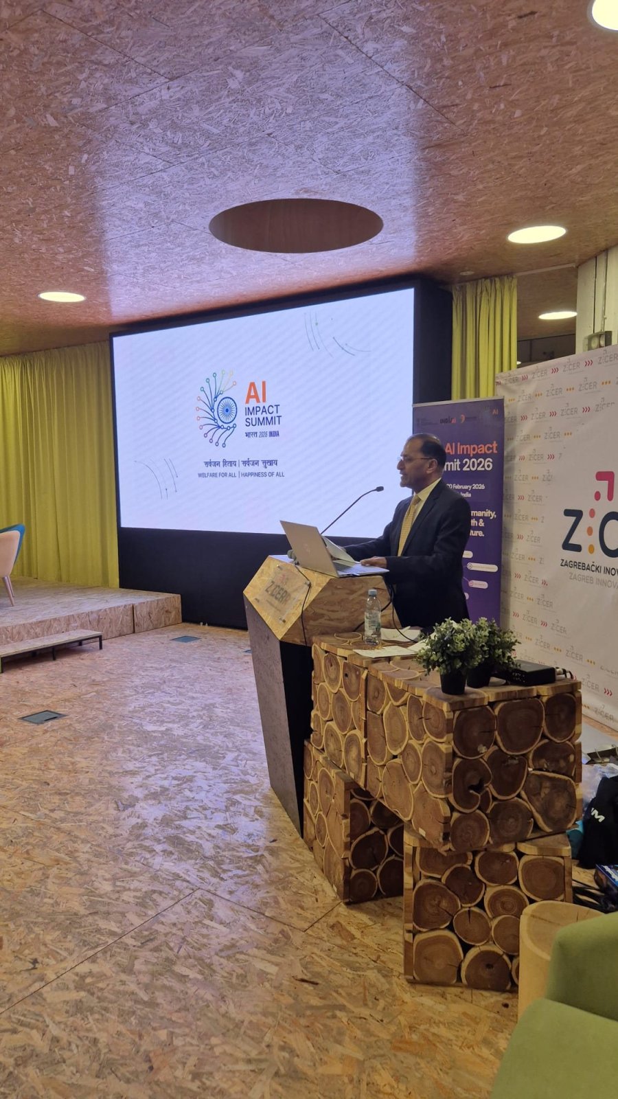 The Embassy of India enjoyed engaging with Croatia’s tech community at the 22nd edition of the IT Pub Quiz at ZICER - Zagrebački inovacijski centar, where a special mini #AI Pub Quiz was held as part of the event, dedicated exclusively to India, artificial intelligence, and the India AI Impact Summit.