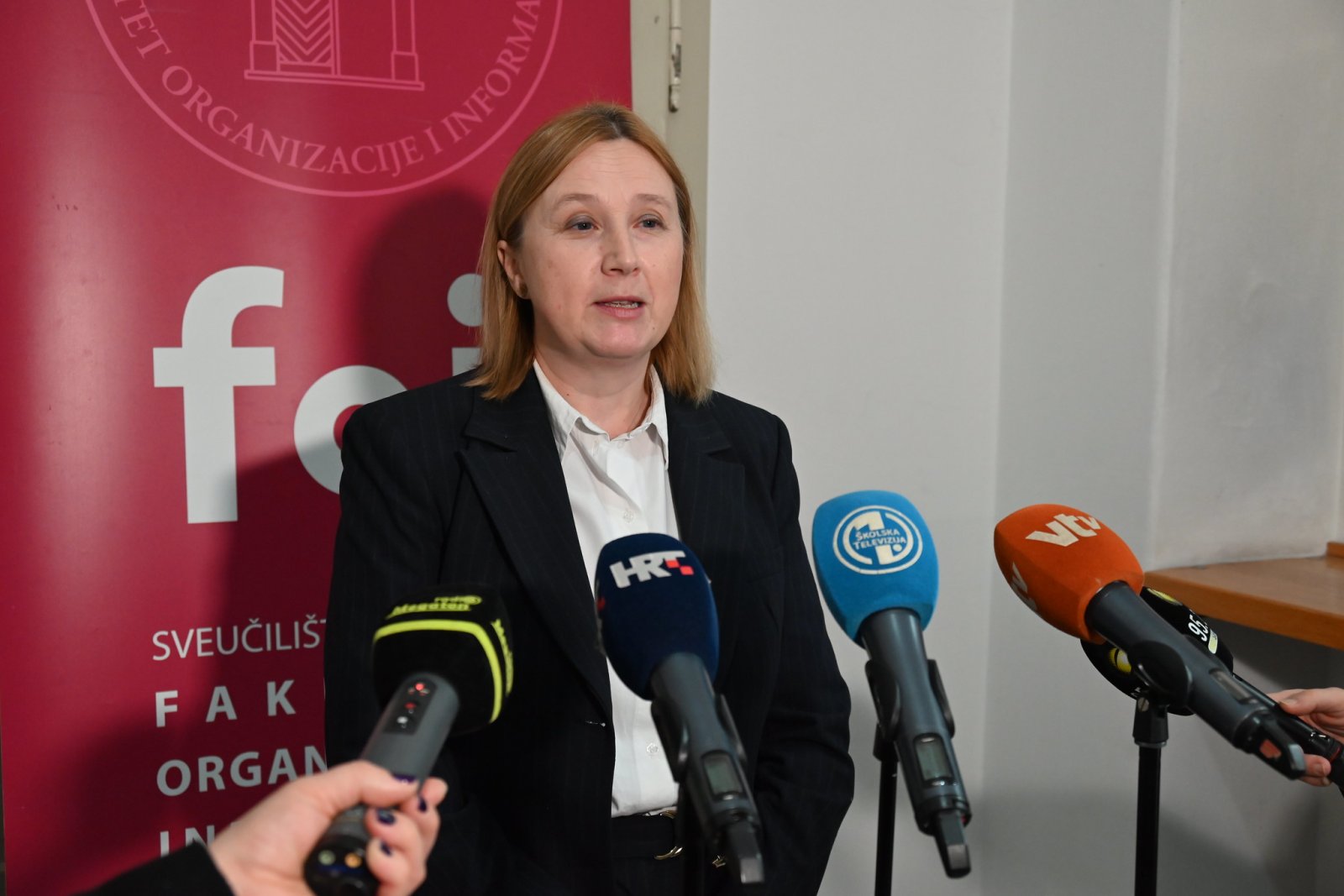 Thematic Session on AI and India - Opportunities for Collaboration including discussion on EU-India FTA The Faculty of Organization and Informatics (UNIZG FOI) in Varaždin hosted a dynamic thematic session and panel discussion titled “Thematic Session on AI & India – Opportunities for Collaboration” along with discussions on recently concluded India-EU FTA. The event was organised in cooperation with the Embassy of India in Zagreb, bringing together students, researchers, industry experts, academics, and public sector representatives.