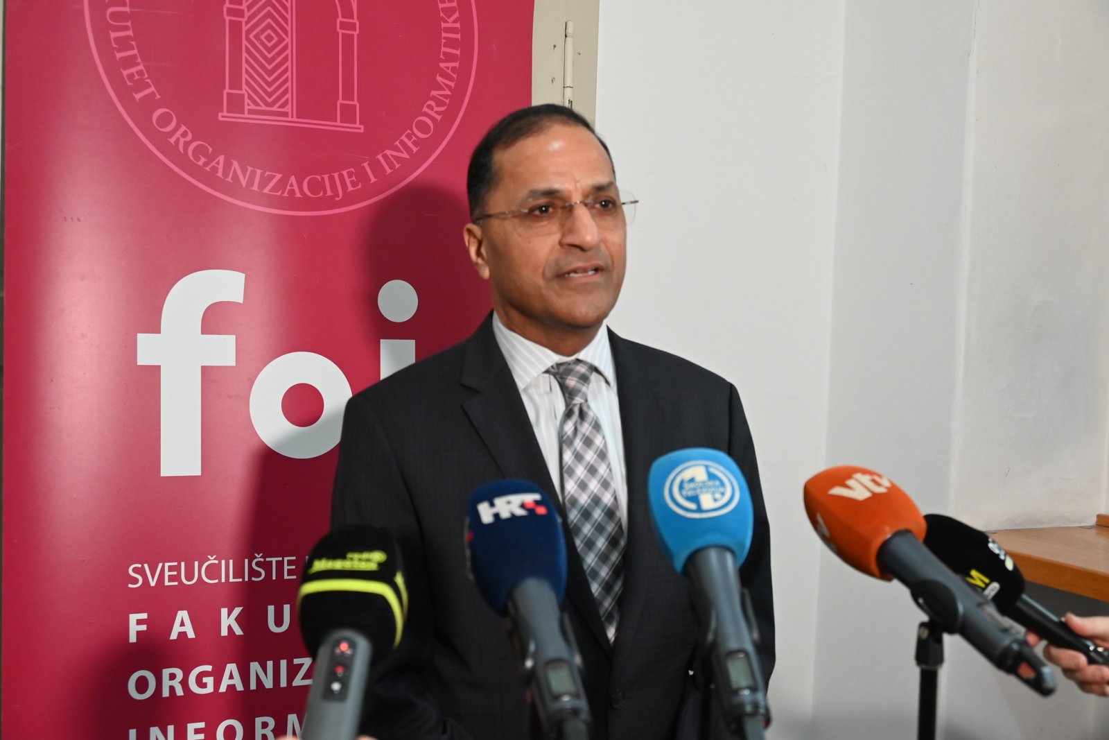 Thematic Session on AI and India - Opportunities for Collaboration including discussion on EU-India FTA The Faculty of Organization and Informatics (UNIZG FOI) in Varaždin hosted a dynamic thematic session and panel discussion titled “Thematic Session on AI & India – Opportunities for Collaboration” along with discussions on recently concluded India-EU FTA. The event was organised in cooperation with the Embassy of India in Zagreb, bringing together students, researchers, industry experts, academics, and public sector representatives.