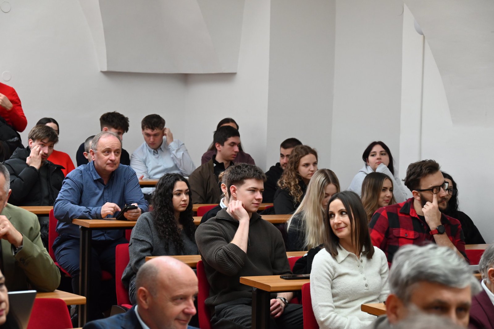 Thematic Session on AI and India - Opportunities for Collaboration including discussion on EU-India FTA The Faculty of Organization and Informatics (UNIZG FOI) in Varaždin hosted a dynamic thematic session and panel discussion titled “Thematic Session on AI & India – Opportunities for Collaboration” along with discussions on recently concluded India-EU FTA. The event was organised in cooperation with the Embassy of India in Zagreb, bringing together students, researchers, industry experts, academics, and public sector representatives.