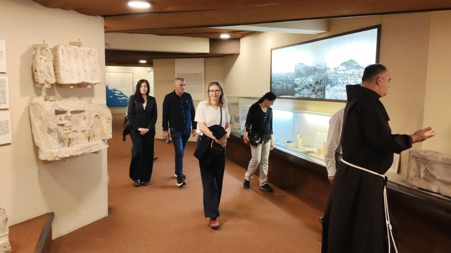 As part of the “Days of India” celebrations in the Republic of Croatia, H.E. Arun Goel, Ambassador of India to Croatia, accompanied by his spouse, visited the town of Sinj. On this occasion, he held a meeting with the Mayor of Sinj, Mr. Miro Bulj, Deputy Mayor Mr. Denis Bobeta, Head of the City Office Ms. Irena Mišević, and Public Relations Officer Ms. Božena Romac.   Accompanied by the Mayor, Deputy Mayor, and the Director of the Sinj Tourist Board, Ms. Monika Vrgoč, H.E. toured the streets of the town and visited the Basilica of Our Miraculous Lady of Sinj, as well as the Collections of the Franciscan Monastery. The delegation was guided by the Principal of the Franciscan Classical Gymnasium, Fr. Joško Kodžoman, who introduced them to the significance of the Sanctuary and its collections.   Following the visit to the Basilica and the Collections, H.E. and his spouse visited the Alka of Sinj Museum, where they were guided through the exhibition by the Museum Director, Mr. Boris Filipović Grčić.