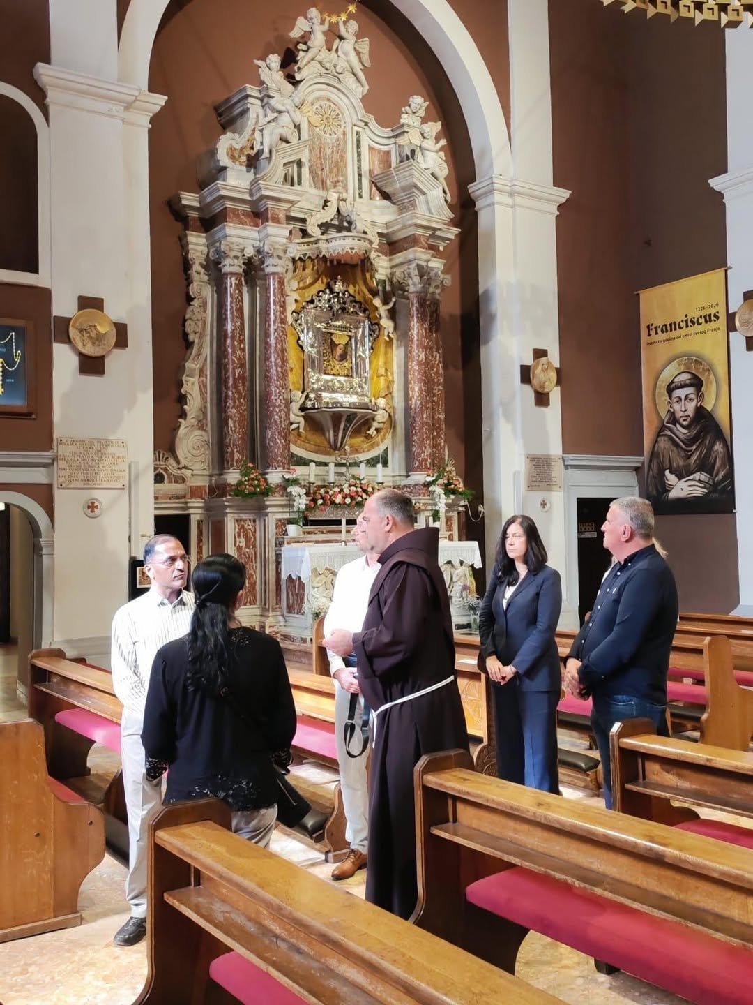 As part of the “Days of India” celebrations in the Republic of Croatia, H.E. Arun Goel, Ambassador of India to Croatia, accompanied by his spouse, visited the town of Sinj. On this occasion, he held a meeting with the Mayor of Sinj, Mr. Miro Bulj, Deputy Mayor Mr. Denis Bobeta, Head of the City Office Ms. Irena Mišević, and Public Relations Officer Ms. Božena Romac.