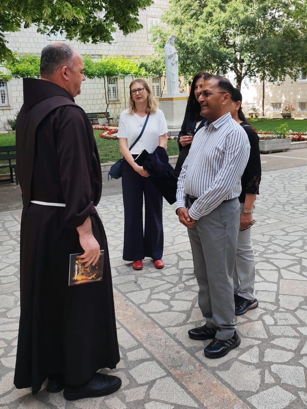 As part of the “Days of India” celebrations in the Republic of Croatia, H.E. Arun Goel, Ambassador of India to Croatia, accompanied by his spouse, visited the town of Sinj. On this occasion, he held a meeting with the Mayor of Sinj, Mr. Miro Bulj, Deputy Mayor Mr. Denis Bobeta, Head of the City Office Ms. Irena Mišević, and Public Relations Officer Ms. Božena Romac.