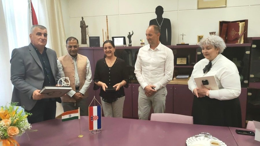 As part of the “Days of India” celebrations in the Republic of Croatia, H.E. Arun Goel, Ambassador of India to Croatia, accompanied by his spouse, visited the town of Sinj. On this occasion, he held a meeting with the Mayor of Sinj, Mr. Miro Bulj, Deputy Mayor Mr. Denis Bobeta, Head of the City Office Ms. Irena Mišević, and Public Relations Officer Ms. Božena Romac.   Accompanied by the Mayor, Deputy Mayor, and the Director of the Sinj Tourist Board, Ms. Monika Vrgoč, H.E. toured the streets of the town and visited the Basilica of Our Miraculous Lady of Sinj, as well as the Collections of the Franciscan Monastery. The delegation was guided by the Principal of the Franciscan Classical Gymnasium, Fr. Joško Kodžoman, who introduced them to the significance of the Sanctuary and its collections.   Following the visit to the Basilica and the Collections, H.E. and his spouse visited the Alka of Sinj Museum, where they were guided through the exhibition by the Museum Director, Mr. Boris Filipović Grčić.