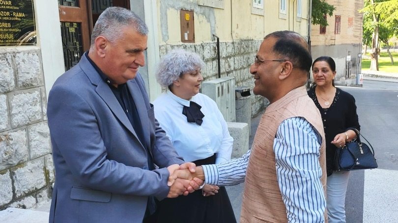 As part of the “Days of India” celebrations in the Republic of Croatia, H.E. Arun Goel, Ambassador of India to Croatia, accompanied by his spouse, visited the town of Sinj. On this occasion, he held a meeting with the Mayor of Sinj, Mr. Miro Bulj, Deputy Mayor Mr. Denis Bobeta, Head of the City Office Ms. Irena Mišević, and Public Relations Officer Ms. Božena Romac.   Accompanied by the Mayor, Deputy Mayor, and the Director of the Sinj Tourist Board, Ms. Monika Vrgoč, H.E. toured the streets of the town and visited the Basilica of Our Miraculous Lady of Sinj, as well as the Collections of the Franciscan Monastery. The delegation was guided by the Principal of the Franciscan Classical Gymnasium, Fr. Joško Kodžoman, who introduced them to the significance of the Sanctuary and its collections.   Following the visit to the Basilica and the Collections, H.E. and his spouse visited the Alka of Sinj Museum, where they were guided through the exhibition by the Museum Director, Mr. Boris Filipović Grčić.