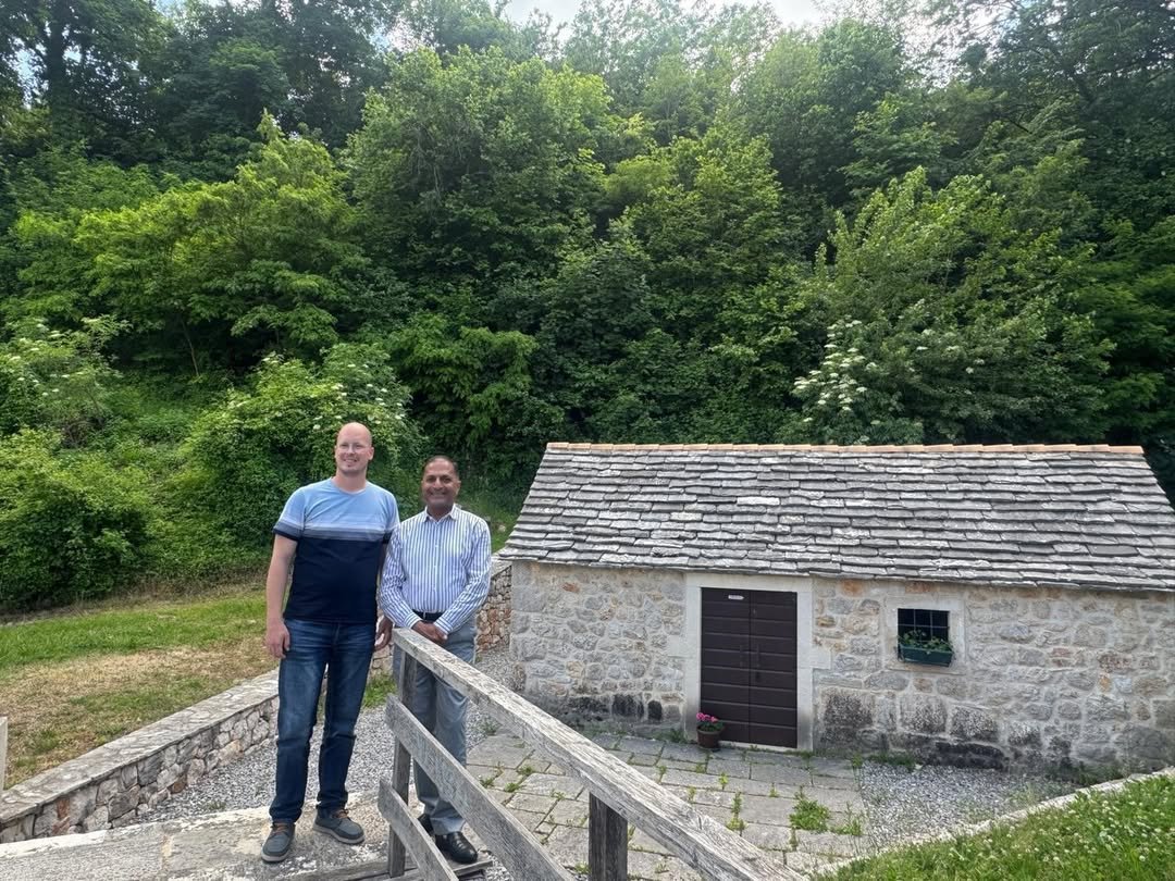 During his visit to Vrlika, Ambassador Arun Goel took a short walk through the city centre and met with the Mayor, Mr. Jure Plazonić. The visit also highlighted the rich cultural heritage of the Vrlika region, closely connected to the renowned opera Ero s onoga svijeta, which premiered on 2 November 1935 at the Croatian National Theatre in Zagreb. The spirit and storyline of the opera are deeply rooted in Vrlika, the birthplace of the librettist.  