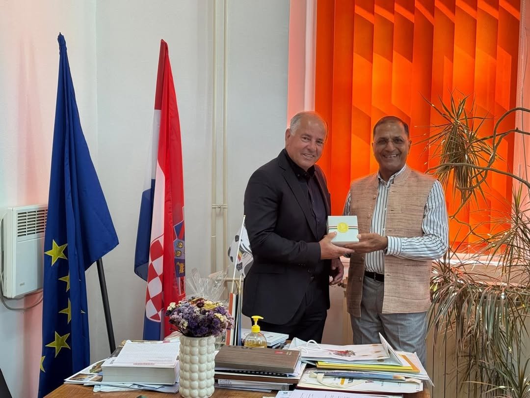 During his visit to Vrlika, Ambassador Arun Goel took a short walk through the city centre and met with the Mayor, Mr. Jure Plazonić. The visit also highlighted the rich cultural heritage of the Vrlika region, closely connected to the renowned opera Ero s onoga svijeta, which premiered on 2 November 1935 at the Croatian National Theatre in Zagreb.   The spirit and storyline of the opera are deeply rooted in Vrlika, the birthplace of the librettist.
