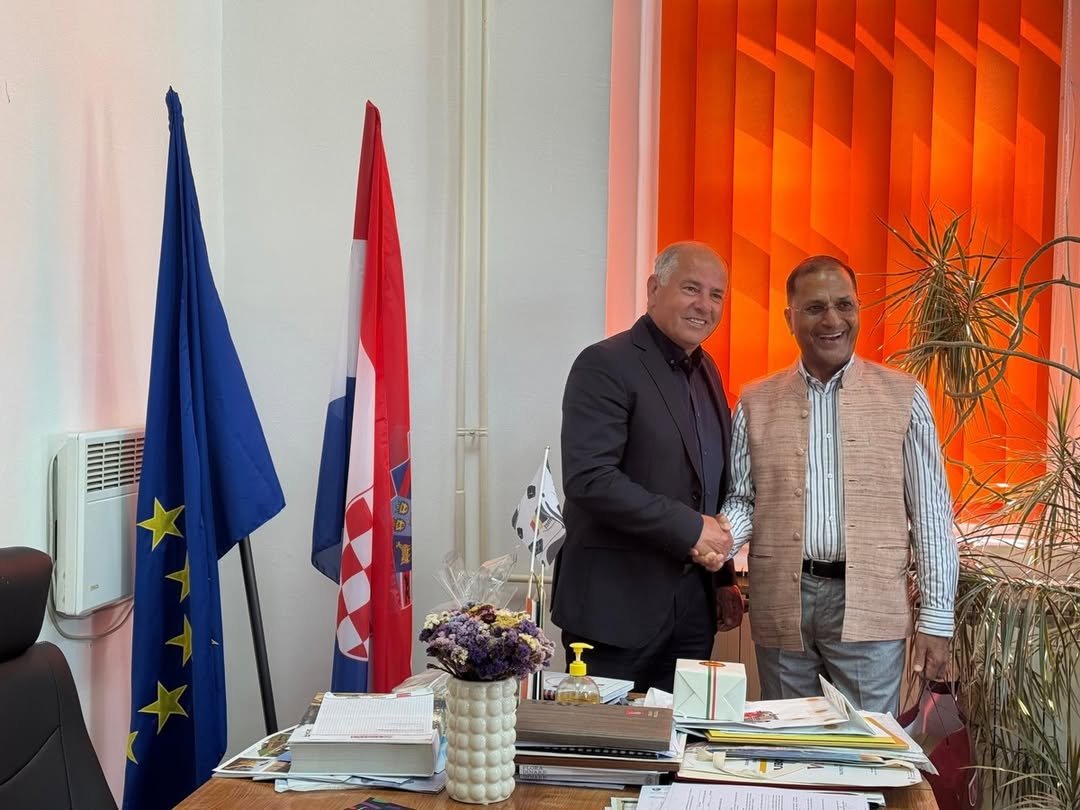 During his visit to Vrlika, Ambassador Arun Goel took a short walk through the city centre and met with the Mayor, Mr. Jure Plazonić. The visit also highlighted the rich cultural heritage of the Vrlika region, closely connected to the renowned opera Ero s onoga svijeta, which premiered on 2 November 1935 at the Croatian National Theatre in Zagreb.   The spirit and storyline of the opera are deeply rooted in Vrlika, the birthplace of the librettist.