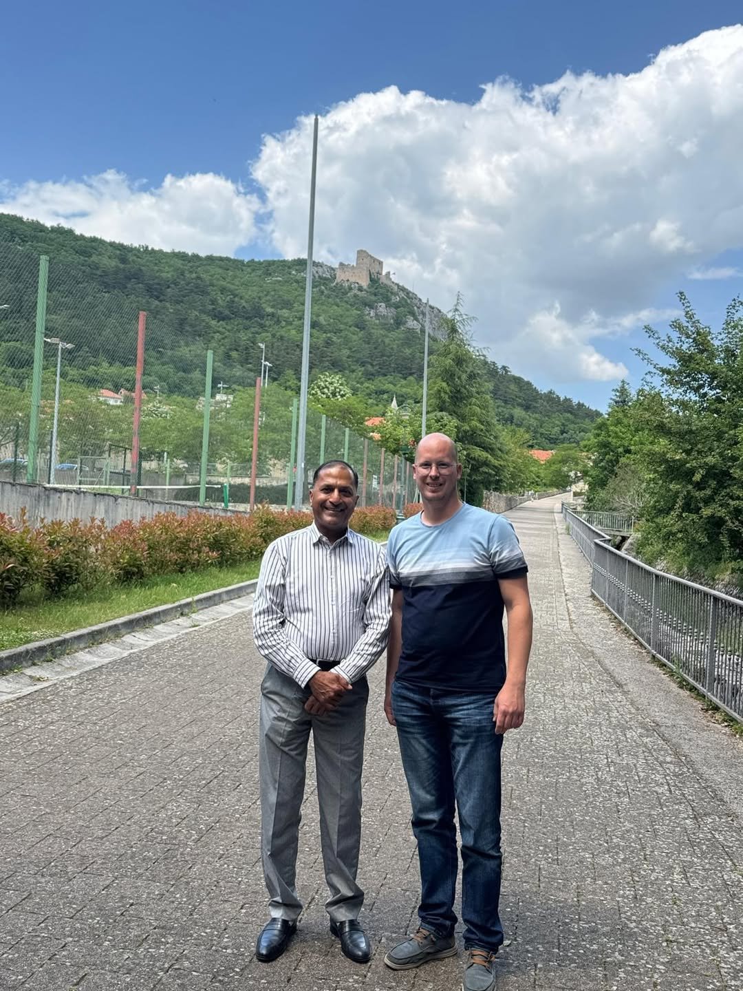 During his visit to Vrlika, Ambassador Arun Goel took a short walk through the city centre and met with the Mayor, Mr. Jure Plazonić. The visit also highlighted the rich cultural heritage of the Vrlika region, closely connected to the renowned opera Ero s onoga svijeta, which premiered on 2 November 1935 at the Croatian National Theatre in Zagreb.   The spirit and storyline of the opera are deeply rooted in Vrlika, the birthplace of the librettist.