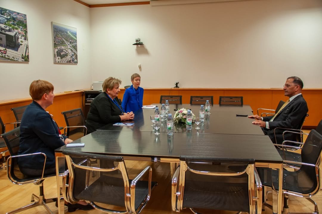 His Excellency Arun Goel visited the National and University Library in Zagreb, where he met with Director General Ivanka Stričević.   On this occasion, a valuable donation of books on India was presented, further strengthening cultural ties between the two countries.   During a guided tour of the Library, His Excellency was introduced to some of its most treasured collections, including the first printed Sanskrit grammar by Vezdin – a remarkable symbol of the long-standing cultural connections between Croatia and India.