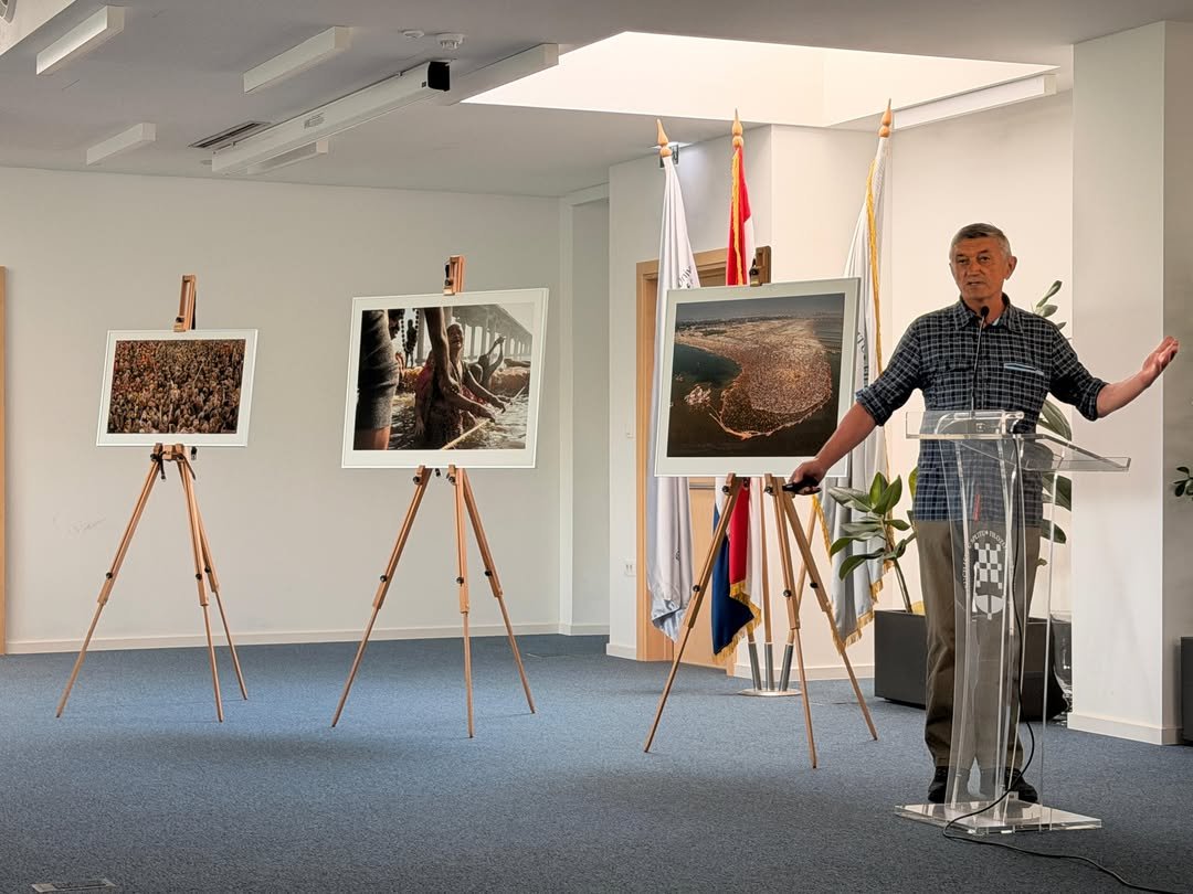 Yesterday, we marked the celebration of India Day at the Faculty of Humanities and Social Sciences in Split, an event that brought together enthusiasts of culture, travel, and academic cooperation in an atmosphere of inspiring exchange and dialogue.The programme was opened by the Ambassador of India to the Republic of Croatia, H.E. Arun Goel, together with the Dean of the Faculty, Prof. Ina Reić Ercegovac, highlighting the importance of strengthening cultural and educational ties between India and Croatia. Visitors had the opportunity to attend the inspiring lecture “Climbing the Himalayas” by renowned mountaineer Stipe Božić, as well as to explore the photo exhibition “India Through the Lens: Maha Kumbh Mela – Inside the 45-Day City” by photographer Petar Santini