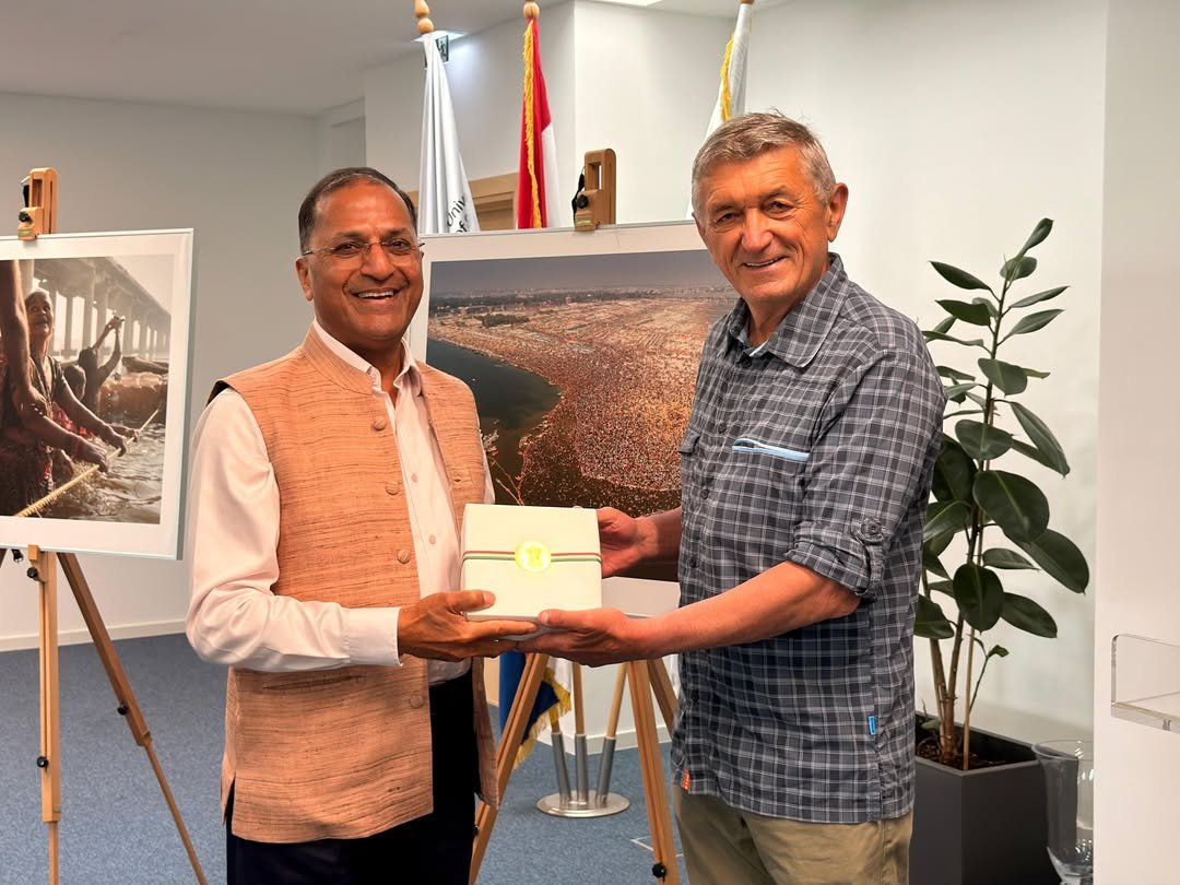 Yesterday, we marked the celebration of India Day at the Faculty of Humanities and Social Sciences in Split, an event that brought together enthusiasts of culture, travel, and academic cooperation in an atmosphere of inspiring exchange and dialogue.The programme was opened by the Ambassador of India to the Republic of Croatia, H.E. Arun Goel, together with the Dean of the Faculty, Prof. Ina Reić Ercegovac, highlighting the importance of strengthening cultural and educational ties between India and Croatia. Visitors had the opportunity to attend the inspiring lecture “Climbing the Himalayas” by renowned mountaineer Stipe Božić, as well as to explore the photo exhibition “India Through the Lens: Maha Kumbh Mela – Inside the 45-Day City” by photographer Petar Santini