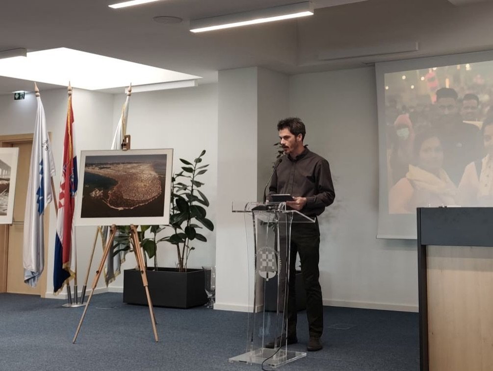 Yesterday, we marked the celebration of India Day at the Faculty of Humanities and Social Sciences in Split, an event that brought together enthusiasts of culture, travel, and academic cooperation in an atmosphere of inspiring exchange and dialogue.The programme was opened by the Ambassador of India to the Republic of Croatia, H.E. Arun Goel, together with the Dean of the Faculty, Prof. Ina Reić Ercegovac, highlighting the importance of strengthening cultural and educational ties between India and Croatia.   Visitors had the opportunity to attend the inspiring lecture “Climbing the Himalayas” by renowned mountaineer Stipe Božić, as well as to explore the photo exhibition “India Through the Lens: Maha Kumbh Mela – Inside the 45-Day City” by photographer Petar Santini
