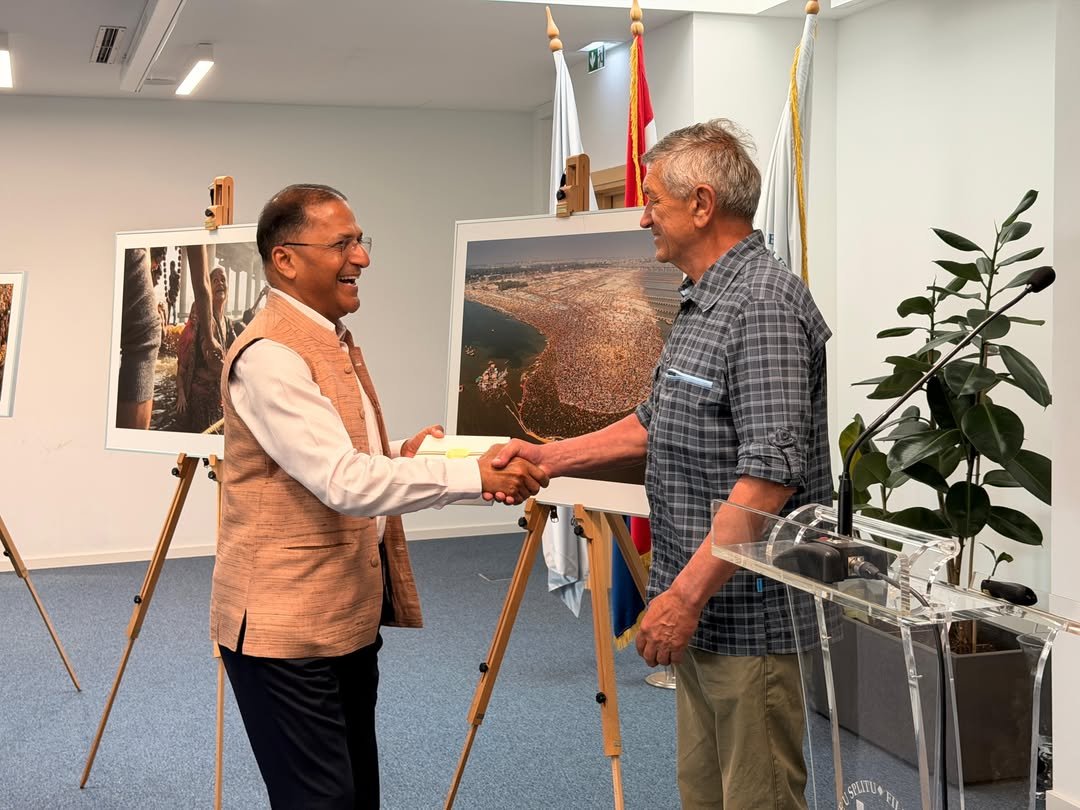 Yesterday, we marked the celebration of India Day at the Faculty of Humanities and Social Sciences in Split, an event that brought together enthusiasts of culture, travel, and academic cooperation in an atmosphere of inspiring exchange and dialogue.The programme was opened by the Ambassador of India to the Republic of Croatia, H.E. Arun Goel, together with the Dean of the Faculty, Prof. Ina Reić Ercegovac, highlighting the importance of strengthening cultural and educational ties between India and Croatia. Visitors had the opportunity to attend the inspiring lecture “Climbing the Himalayas” by renowned mountaineer Stipe Božić, as well as to explore the photo exhibition “India Through the Lens: Maha Kumbh Mela – Inside the 45-Day City” by photographer Petar Santini