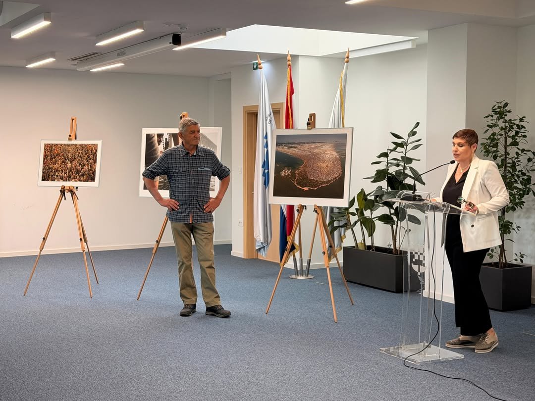 Yesterday, we marked the celebration of India Day at the Faculty of Humanities and Social Sciences in Split, an event that brought together enthusiasts of culture, travel, and academic cooperation in an atmosphere of inspiring exchange and dialogue.The programme was opened by the Ambassador of India to the Republic of Croatia, H.E. Arun Goel, together with the Dean of the Faculty, Prof. Ina Reić Ercegovac, highlighting the importance of strengthening cultural and educational ties between India and Croatia. Visitors had the opportunity to attend the inspiring lecture “Climbing the Himalayas” by renowned mountaineer Stipe Božić, as well as to explore the photo exhibition “India Through the Lens: Maha Kumbh Mela – Inside the 45-Day City” by photographer Petar Santini