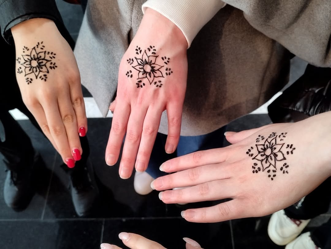 Hindi language, Indian culture, and connection came together yesterday at Hindi Day at the Faculty of Humanities and Social Sciences in Zagreb.  On this occasion, students had the opportunity to learn traditional Indian dance and mehndi art through inspiring free workshops, as well as to try traditional Indian food.