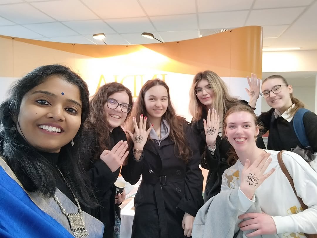 Hindi language, Indian culture, and connection came together yesterday at Hindi Day at the Faculty of Humanities and Social Sciences in Zagreb.  On this occasion, students had the opportunity to learn traditional Indian dance and mehndi art through inspiring free workshops, as well as to try traditional Indian food.