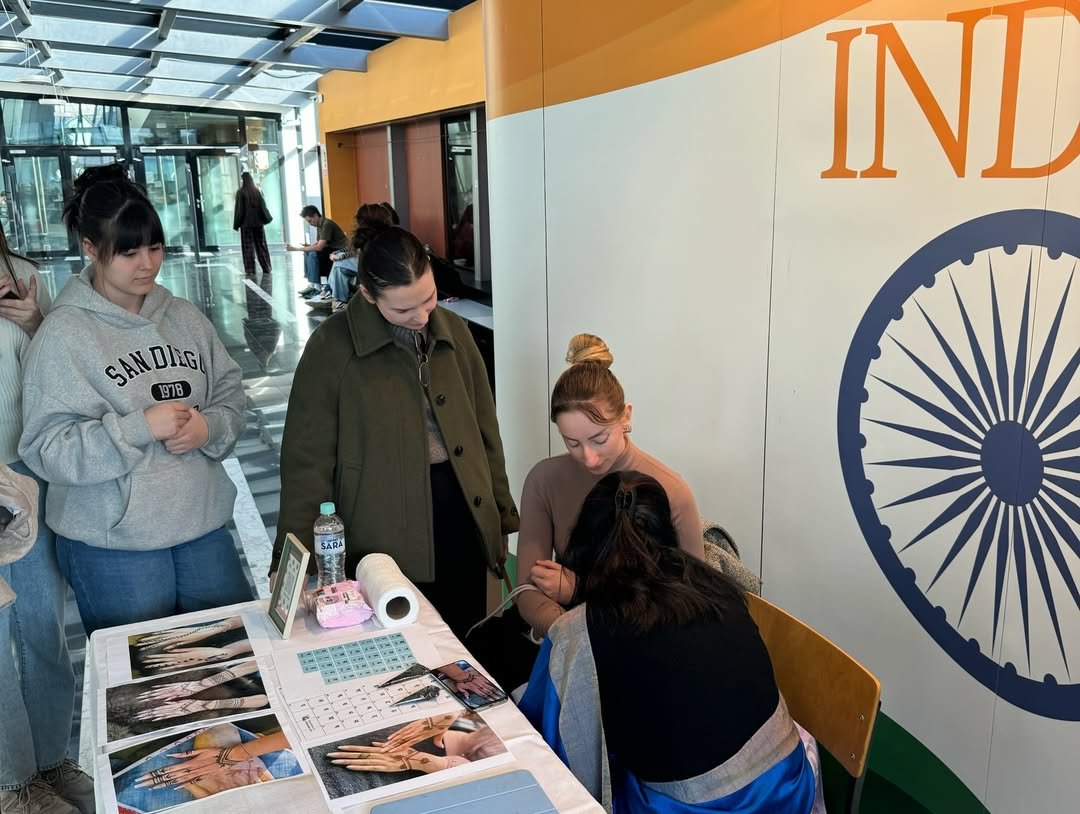 Hindi language, Indian culture, and connection came together yesterday at Hindi Day at the Faculty of Humanities and Social Sciences in Zagreb.  On this occasion, students had the opportunity to learn traditional Indian dance and mehndi art through inspiring free workshops, as well as to try traditional Indian food.