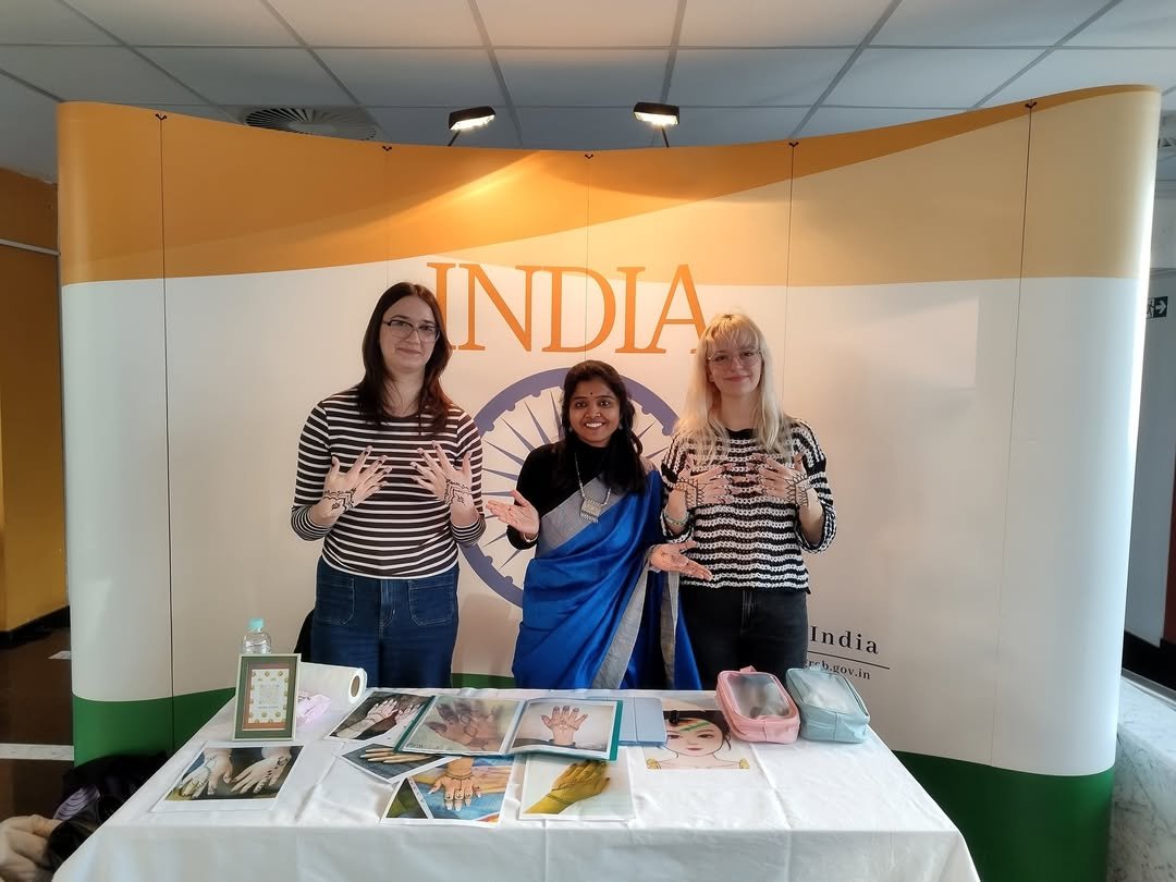 Hindi language, Indian culture, and connection came together yesterday at Hindi Day at the Faculty of Humanities and Social Sciences in Zagreb.  On this occasion, students had the opportunity to learn traditional Indian dance and mehndi art through inspiring free workshops, as well as to try traditional Indian food.