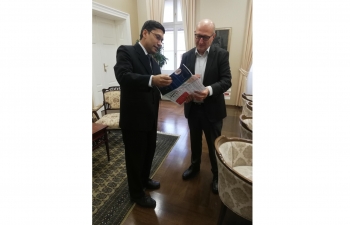 To celebrate #ConstitutionDay befittingly by sharing and understanding India’s rich legacy of democratic traditions, Ambassador Arindam Bagchi presented a copy of the Constitution of India to Mr Miroslav Šeparović, President of Constitutional Court of Croatia today. Using this opportunity, they discussed enhancing India-Croatia and India-EU judicial cooperations based on shared values and principles of democracy.