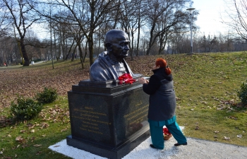 Ambassador Arindam Bagchi and Embassy officials paid homage at the recently installed bust of Mahatma Gandhi at Bundek Park, Zagreb on 30 January 2020