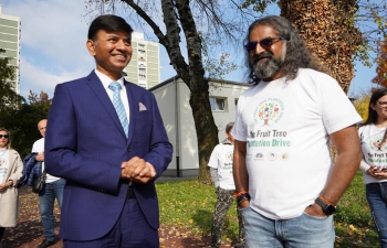 Ambassador Raj Kumar Srivastava participated at the Fruit Tree Plantation Drive with Yoga association Mohanji Croatia, which took part at the 1st Internal Yoga and Ayurveda conference from 3-5 October. The Tree plantation was in the garden of the Davorin Trstenjak primary school in Trnje, Zagreb.