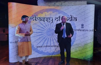 Abeautiful evening, hosted jointly by Croatia India Society & Embassy of India, of Colours, Culture, Costumes, Cuisine & Conversations in Zagreb was celebrated on 08/03/2023 at Namaste Restaurant with 75 guests on the three coincidental occasions of Holi Festival, International Women’s Day,& Millets Food Festival. Ambassador Srivastava highlighted the essence of Holi Festival as the one which spreads the message of unity, inclusiveness, & living in the moment, and thus providing a blissful experience. Guest of Honour, H E Davor Ivo Stier, member of Hrvatski sabor& former Foreign Minister of Croatia , addressed the guests and welcomed the leadership role of India in bringing to the global attention the issues and ideas which are important for the whole planet, including during India’s G20 Presidency.