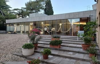 As part of the "Summer of India in Istria" project, organized by the Lapidarium Museum in the city of Novigrad in cooperation with the Indian Embassy in Zagreb, on July 5 an independent exhibition by Mithu Sen, one of the most famous contemporary Indian artists, opened in the Lapidarum Museum in Novigrad. The name of Sena's exhibition "Shadows.